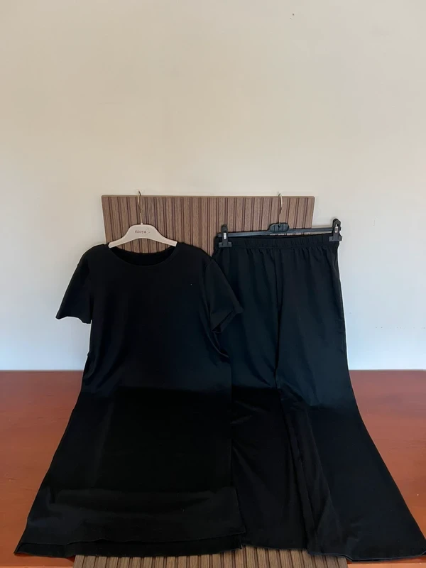 Conjunto Composto por Túnica Comprida e Calças Pretas